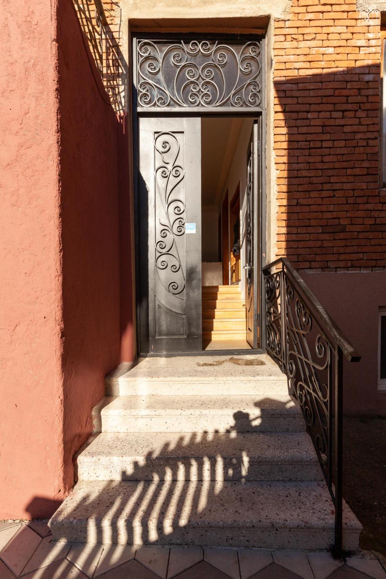 Stepin Garden Apartment Kutaisi Exterior photo